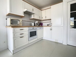 Microwave, oven, dishwasher, coffee/tea maker