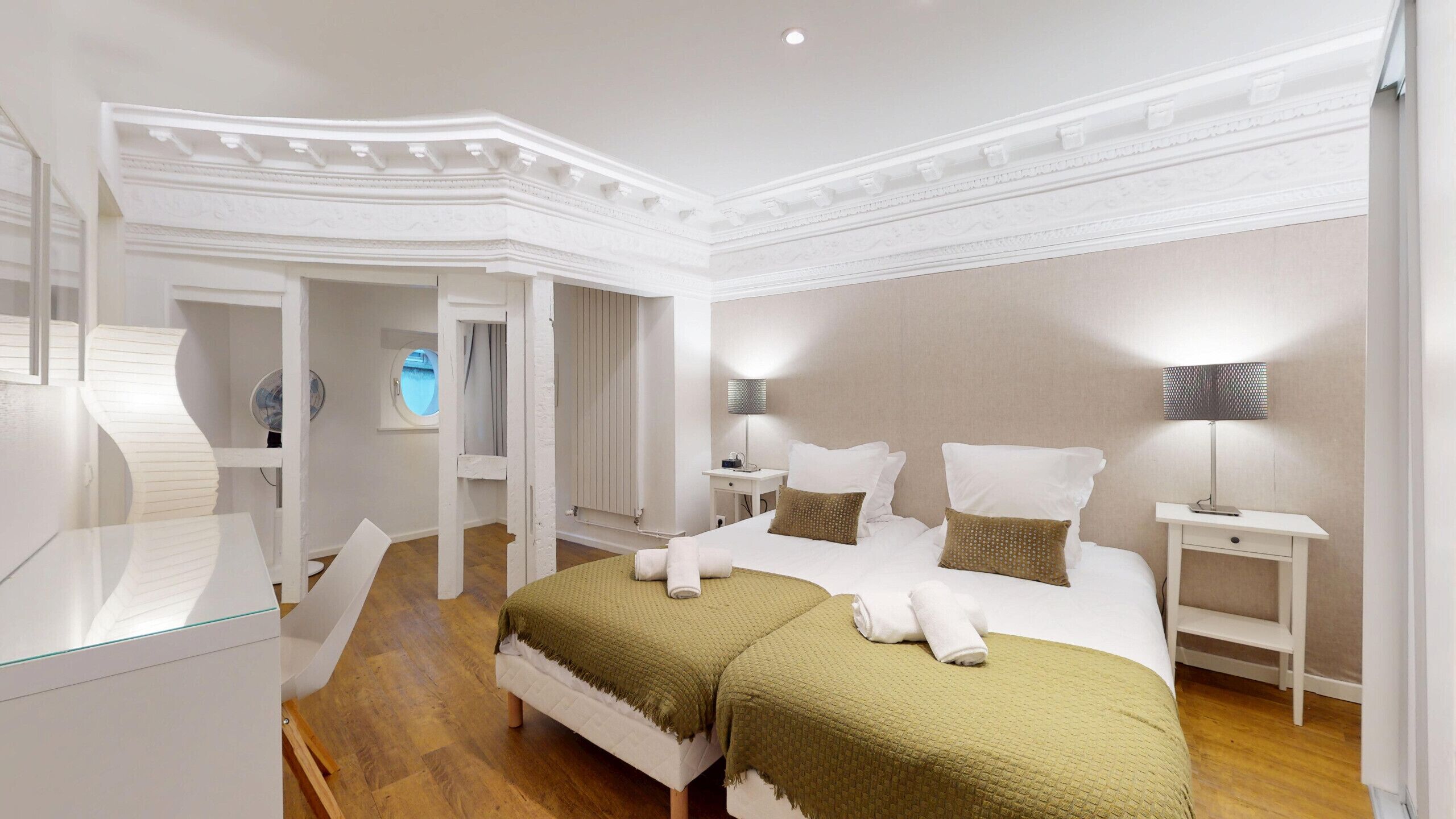 5 chambres, bureau, fer et planche à repasser, lit parapluie