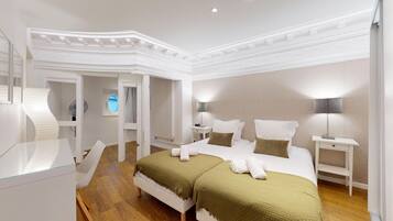 5 Schlafzimmer, Schreibtisch, Bügeleisen/Bügelbrett, Reisekinderbett