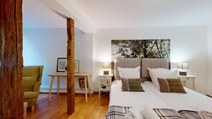 5 bedrooms, desk, iron/ironing board, travel cot