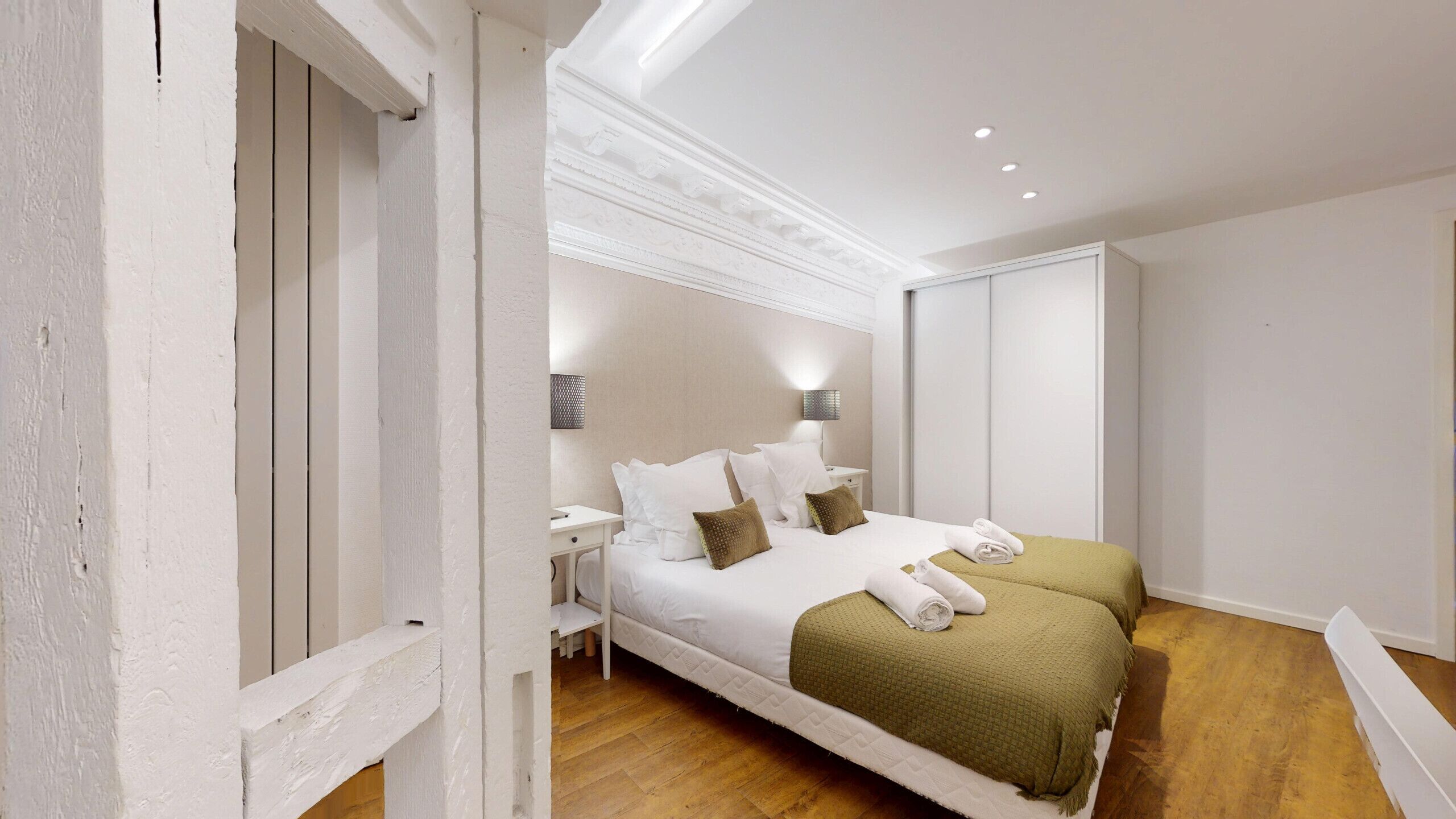 5 chambres, bureau, fer et planche à repasser, lit parapluie