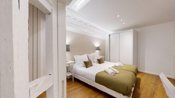 A modern bedroom with two beds, a nightstand, a lamp, and a wardrobe. - haussmann duplex 5br 3bth city center 225m2 (Colmar)