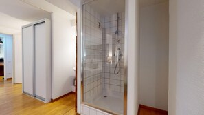 Badewanne, Haartrockner, Handtücher, Seife