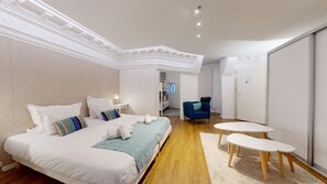 5 bedrooms, desk, iron/ironing board, travel crib