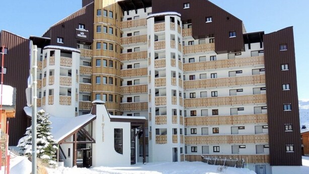 A multi-story hotel with balconies, a ski lift, and a snowy landscape. - Cozy 2-Room Apartment for 6, Near Ski Lifts & Shops - L'Alpe d'Huez (Huez)