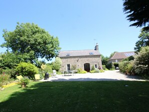 Terrace/patio - Cozy detached house with fireplace and enclosed garden in Normandy (Couville)