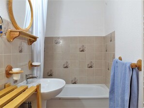 A bathroom with a wooden vanity, a sink, a mirror, and a bathtub. - Perfect Ski Apartment for 5 in Risoul 1850, Close to Lifts & Shops (Risoul)