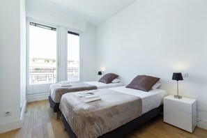 2 chambres, fer et planche à repasser