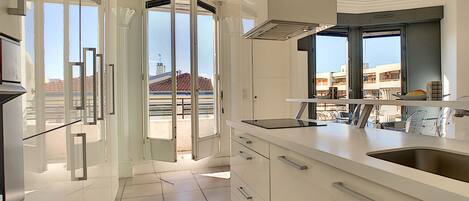 Réfrigérateur, four à micro-ondes, un four, lave-vaisselle