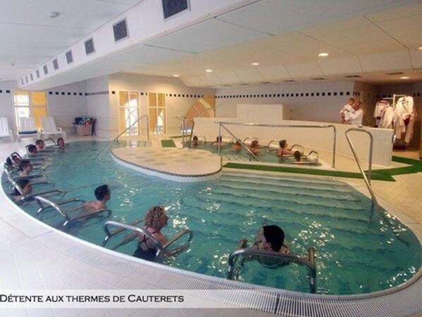 Pool - Cozy 2BR Chalet for 6 with Parking, WiFi, Terrace & Balcony – Close to Ski Lift (Cauterets)