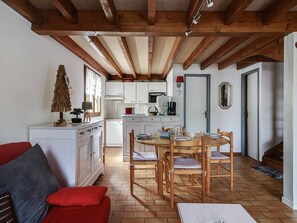 Interior - Cozy 2BR Chalet for 6 with Parking, WiFi, Terrace & Balcony – Close to Ski Lift (Cauterets)