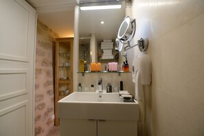 Shower, hair dryer, towels - F0G Springbreak (París)