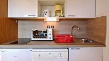 Een koelkast, een microgolfoven, een oven, een kookplaat