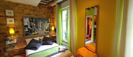 Caja de seguridad en la habitación y tabla de planchar con plancha