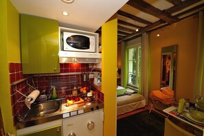 Réfrigérateur, micro-ondes, plaque de cuisson, cafetière/bouilloire