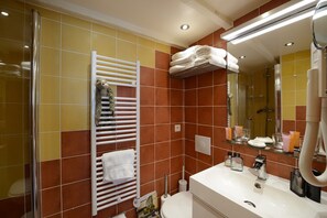 Regadera, secadora de cabello, toallas