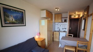 TV - 2-room apartment, 3 beds, pet-friendly, parking near slopes (Auris)