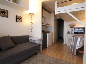 TV - Cozy Studio for 4 with South-Facing Balcony, Near Ski Lifts and Shops — Pet Friendly (Huez)
