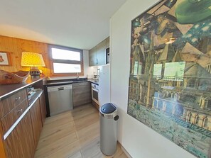 Een koelkast, een oven, een kookplaat, een vaatwasser
