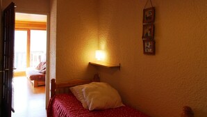 Room - Renovated studio cabin at the foot of the slopes, 6 pers, near services (Auris)