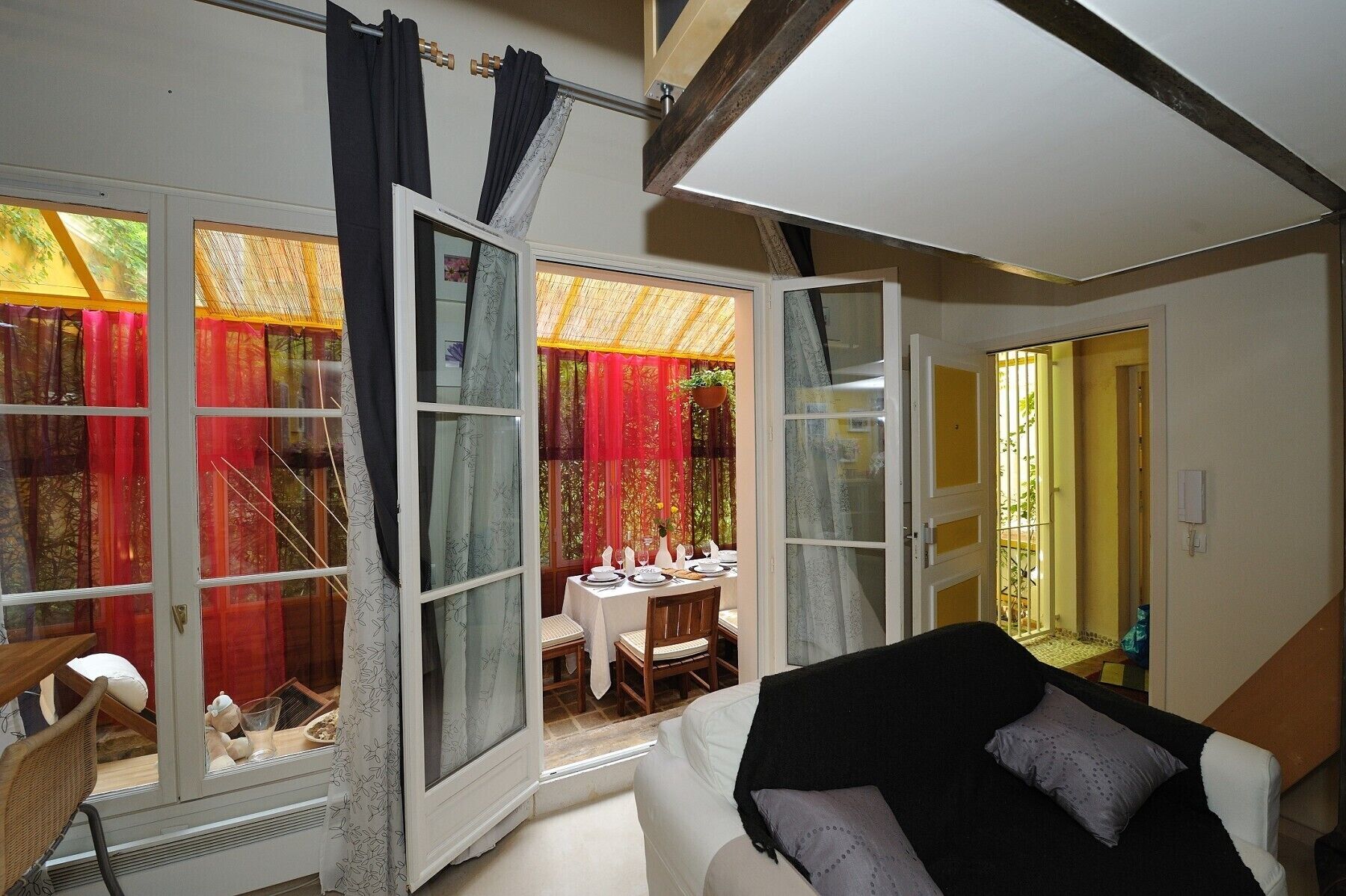 Coffres-forts dans les chambres, fer et planche à repasser