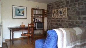 1 habitación y tabla de planchar con plancha 