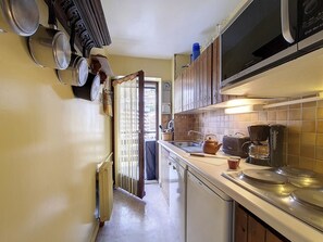 A compact kitchen with a microwave, kettle, and coffee maker. - Spacious apartment · Ski-in/Ski-out · Sunny balcony (Les Menuires)