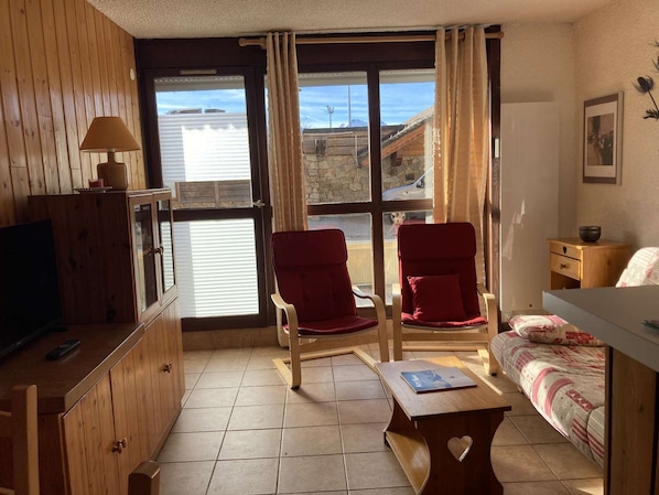 TV - Cozy Studio for 4 in Alpe d'Huez, Ski-In/Ski-Out, South-Facing Terrace, Pet-Friendly (Huez)