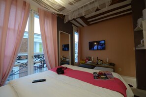 1 bedroom, in-room safe, iron/ironing board, free WiFi