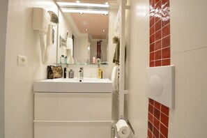 Dusche, Haartrockner, Handtücher