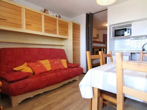 TV - Cozy Studio for 4 in Alpe d'Huez, Close to Slopes & Shops, Balcony, Pets Welcome (Huez)
