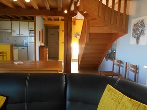 Fernseher, Kamin, DVD-Player