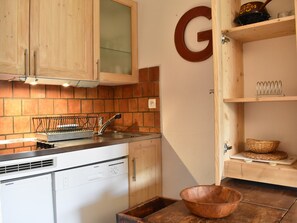 Réfrigérateur, micro-ondes, plaque de cuisson, lave-vaisselle