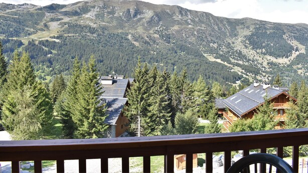 A mountain view with a wooden deck and buildings in the foreground. - Cozy 2-Room Apt for 4, 100m from Slopes, Balcony, Pet-Friendly, WiFi - Méribel (Méribel)
