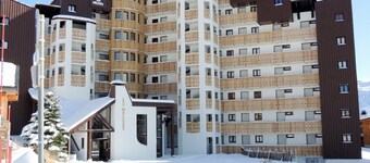 Cozy Studio for 5 with Mountain Views, Close to Ski Slopes and Shops - Pet-Friendly, Balcony, Ski Storage