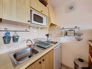 Køleskab, mikrobølgeovn, kaffe-/temaskine, elkedel