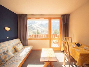 TV - Cozy 1-bedroom apt with balcony in Valmorel, parking available (Valmorel)