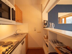 Fridge, dishwasher, coffee/tea maker, toaster