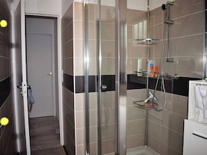 Bathroom - Single-Story 3-Star House with WIFI, Garden, and Parking near Ploumanac'h Beach Path (Perros-Guirec)