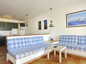 TV - Two-Bedroom Apartment with Side Sea View located 50m from the beach. (Rosas / Roses)