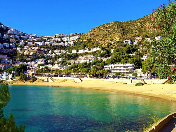 Beach - Two-Bedroom Apartment with Side Sea View located 50m from the beach. (Rosas / Roses)