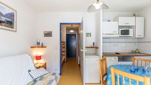 A compact living space with a kitchenette, a dining area, and a sofa. - Apartment Cauterets, 1 bedroom, 4 persons (Cauterets)