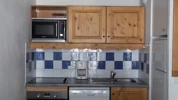 Refrigerador, horno, lavavajillas, utensilios de cocina