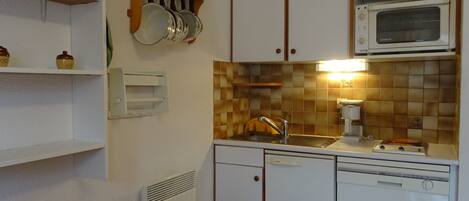 Frigorifero, microonde, forno, piano cottura