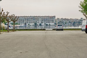 Parkplätze auf dem Gelände