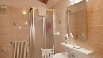 Appartamento, 1 camera da letto | Bagno | Doccia, set di cortesia gratuito, asciugacapelli, bidet