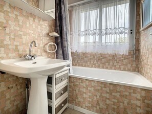 Bathroom - Charming 1-BR Apt near Beach with Balcony, Parking, Pet-Friendly (Cucq-Stella Plage)