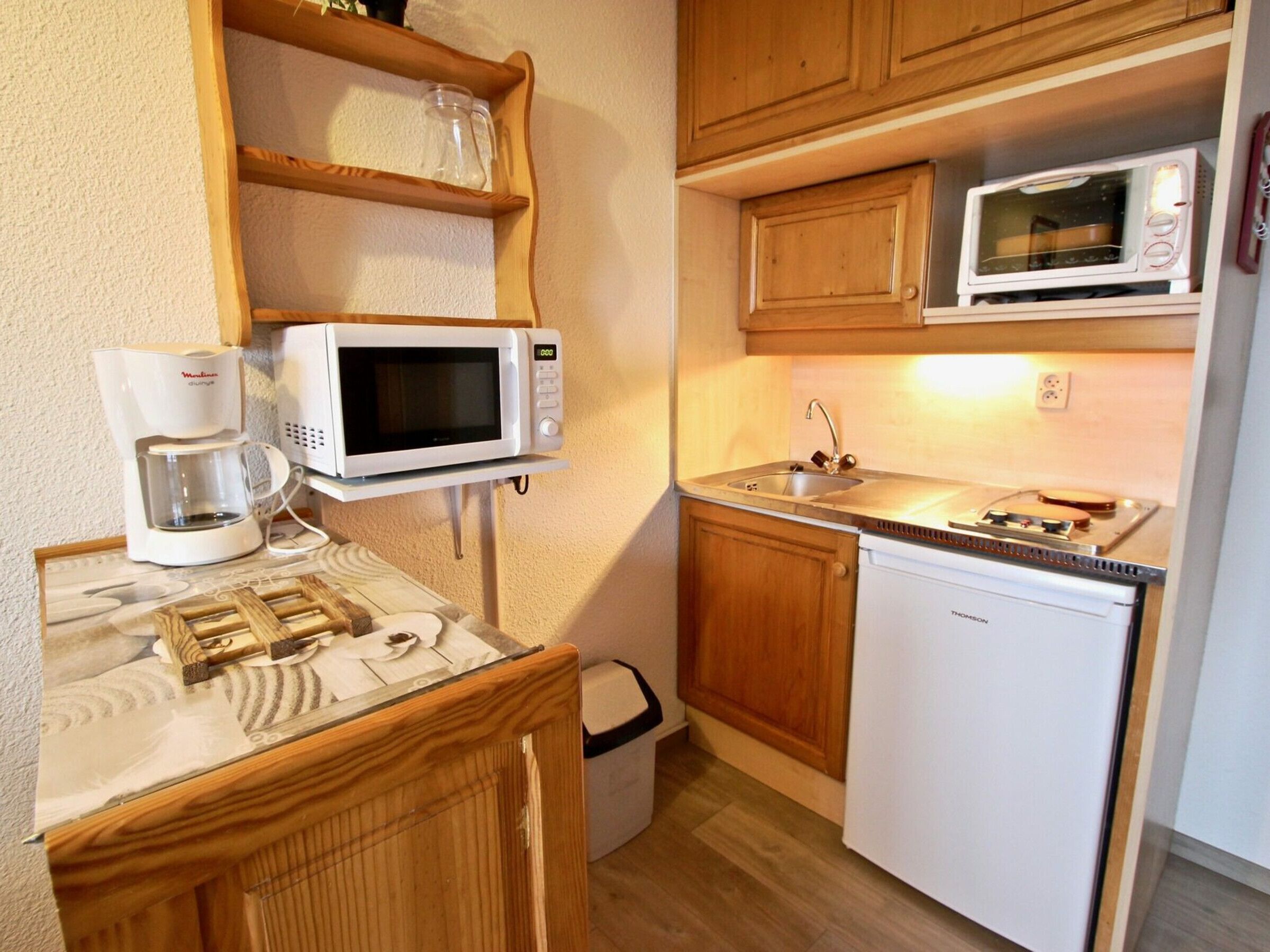 Een koelkast, een microgolfoven, een oven