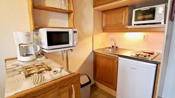 Fridge, microwave, oven, coffee/tea maker