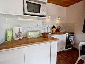 Kühlschrank, Mikrowelle, Ofen, Geschirrspüler